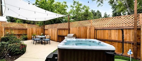 5 person jacuzzi, putting green, outdoor table, BBQ, shade sails, nightime Bistro lights