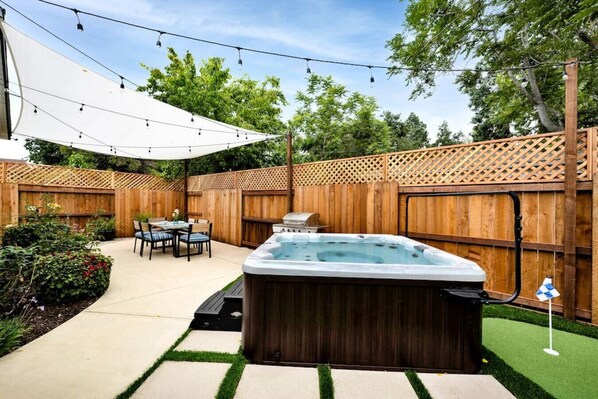 5 person jacuzzi, putting green, outdoor table, BBQ, shade sails, nightime Bistro lights