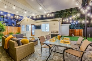 Outdoor patio family room- TV, sectional, dining table, jacuzzi, putting green, BBQ
