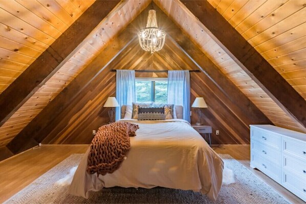 Cozy. beautiful loft with a walk in closet.