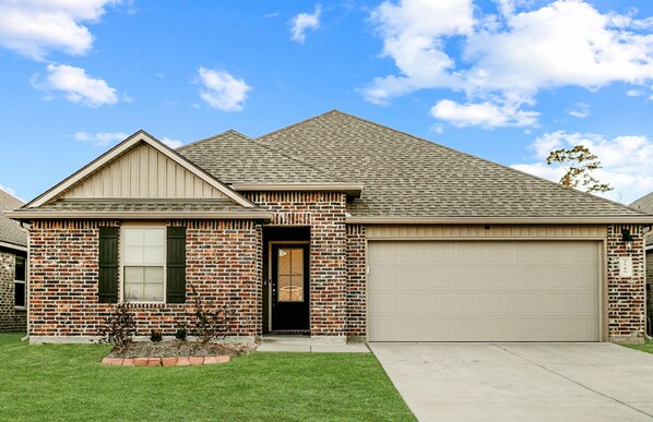 Stay at the best Airbnb in Lake Charles! Enjoy a modern property built after 2020, located just 2 miles from a new golf course. Perfect for comfort, style, and convenience.