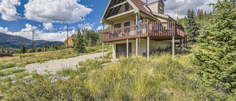 Modern Mountain Getaway - a SkyRun Breckenridge Property - Welcome to Modern Mountain Getaway! A charming dog-friendly escape to a quintessential Colorado Rocky Mountain cabin! - Modern Mountain Getaway is located in the quaint town of Alma, located just 15 miles outside of Breckenridge!