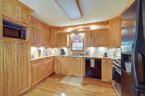 Kitchen | Cooking Basics | Coffee Maker | Trash Bags & Paper Towels Provided