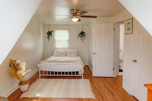  Room 2 - Queen Bed - Upstairs