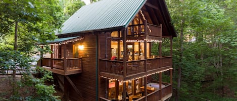 Cabin has three levels of fully covered decks with beautiful views of hill-side forest.