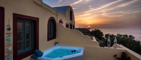 Perfect Santorini Villa | 2 Bedrooms | Michelangelo Beach Villa | Outdoor Jacuzzi & Beautiful Views | Oia