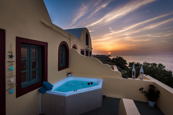 Perfect Santorini Villa | 2 Bedrooms | Michelangelo Beach Villa | Outdoor Jacuzzi & Beautiful Views | Oia