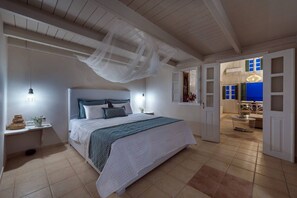 Perfect Santorini Villa | 2 Bedrooms | Michelangelo Beach Villa | Outdoor Jacuzzi & Beautiful Views | Oia