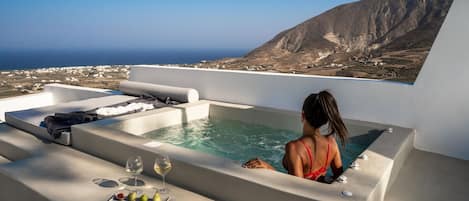 Wonderful Santorini Villa | 1 Bedroom | Villa Gonia | Astonishing Views & Outdoor Jacuzzi | Exo Gonia by Villamore