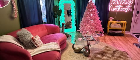 Dollhouse Northeast is specially curated for a festive holiday season! 🎅🎄📸