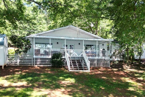 Cozy Bungalow with lake front views and large porch 