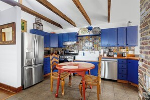 Casa Vieja-B: Sunny and Sleek 1BR