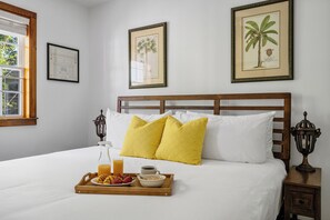 Casa Vieja-B: Sunny and Sleek 1BR
