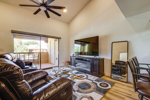 Living Room | 1st Floor | Central Air Conditioning | Smart TV