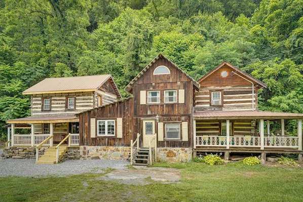 Seneca Rocks Vacation Rental | 4BR | 2BA | Stairs Required | 2,400 Sq Ft