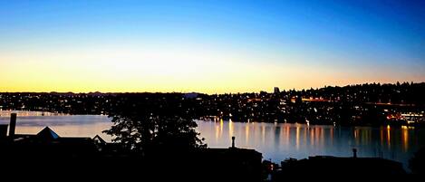 Unparalleled Sunrise Views I'm the heart of Lake Union 