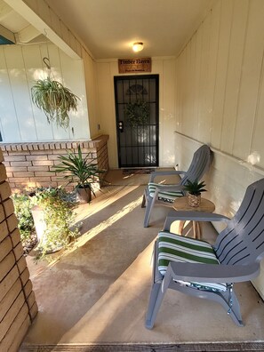 Timber Haven front entry-Sweet little Nest area for morning Coffee and Reading