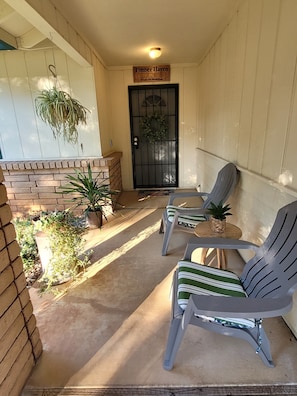 Timber Haven front entry-Sweet little Nest area for morning Coffee and Reading