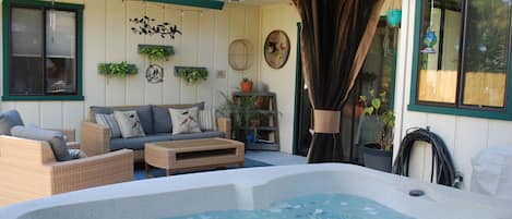 Outdoor spa tub