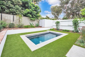 4 feet deep pool