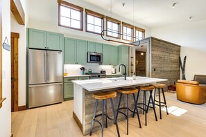 Kitchen | High-End Amenities