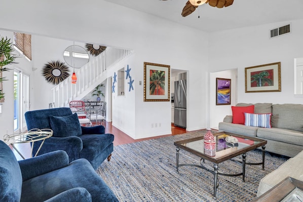 This delightful beach duplex is welcoming, bright and perfectly laid out to host your group of up to 8!
