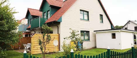 Ansicht des Hauses mit Garten und Carport