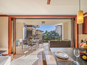 Open lanai from the kitchen, bring the outdoors in