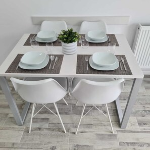 Dining area in the fully equipped kitchen