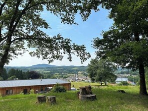 Une vue depuis le haut du terrain, à l'entrée du jardin