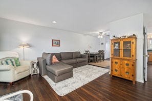 Kick back and enjoy Flat Screen TV and Free WiFi after a day at the Beach.