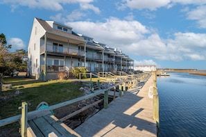 Tucked on the ever-popular East Side, Duck Harbor at Waters Edge sleeps 8.