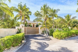 Dreamy Cottage in Grace Bay, BBQ & Bikes Included!