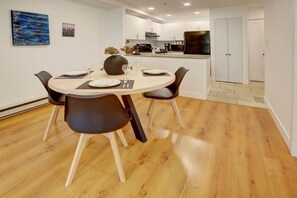 A cute and cozy layout is perfect for a small family or couples to enjoy. Have a quick breakfast, or make a delicious meal here.