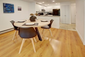 A cute and cozy layout is perfect for a small family or couples to enjoy. Have a quick breakfast, or make a delicious meal here.