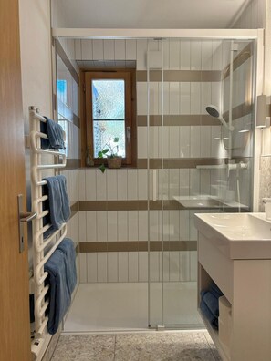 Beautifully renovated bathroom in 2025