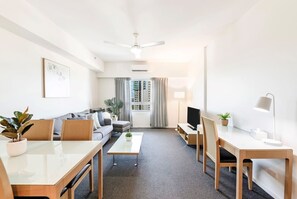 Effortlessly transition between work and relaxation in the office space, then take in the charming Darwin city views from the large window. On warmer days enjoy the cool of the air conditioning and the ceiling fan. 
