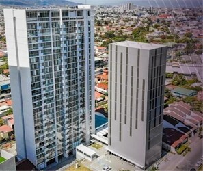 A la izquierda torre Ifreses y a la derecha la torre de parqueo./To the left the Ifreses tower and to the right the parking tower.