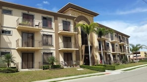 Entrada principal al condominio.