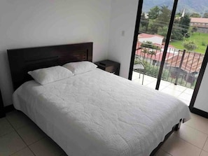 Hermoso cuarto principal con balcón para disfrutar de hermosas vistas.