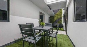 Disfruta de un almuerzo o un café fuera del Studio.
Enjoy lunch or coffee outside the Studio.