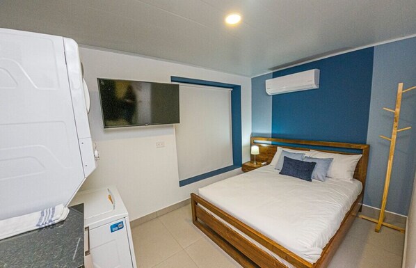 Cama Matrimonia, aire acondicionado, mejor para una estadía placentera.
Double bed, air conditioning, better for a pleasant stay.