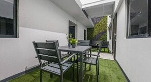 Disfruta de un almuerzo o un café fuera del Studio.
Enjoy lunch or coffee outside the Studio.