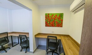 Área exclusiva para hacer teletrabajo en nuestra zona coworking.
SME INTERNET 300/30MB + TVHD SEP22
Exclusive area for teleworking in our coworking area.