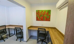Área exclusiva para hacer teletrabajo en nuestra zona coworking.
SME INTERNET 300/30MB + TVHD SEP22
Exclusive area for teleworking in our coworking area.