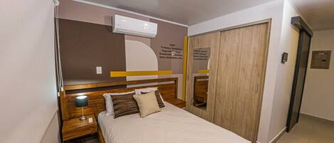 Cama Matrimonia, aire acondicionado, mejor para una estadía placentera.

Double bed, air conditioning, better for a pleasant stay