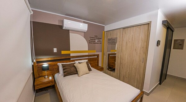 Cama Matrimonia, aire acondicionado, mejor para una estadía placentera.
Double bed, air conditioning, better for a pleasant stay