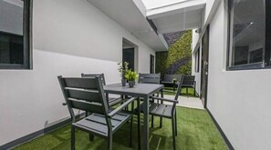 Disfruta de un almuerzo o un café fuera del Studio.
Enjoy lunch or coffee outside the Studio.