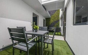 Disfruta de un almuerzo o un café fuera del Studio.
Enjoy lunch or coffee outside the Studio.
