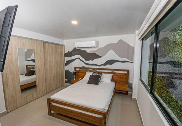 Cama Matrimonia, aire acondicionado, mejor para una estadía placentera.
Double bed, air conditioning, better for a pleasant stay